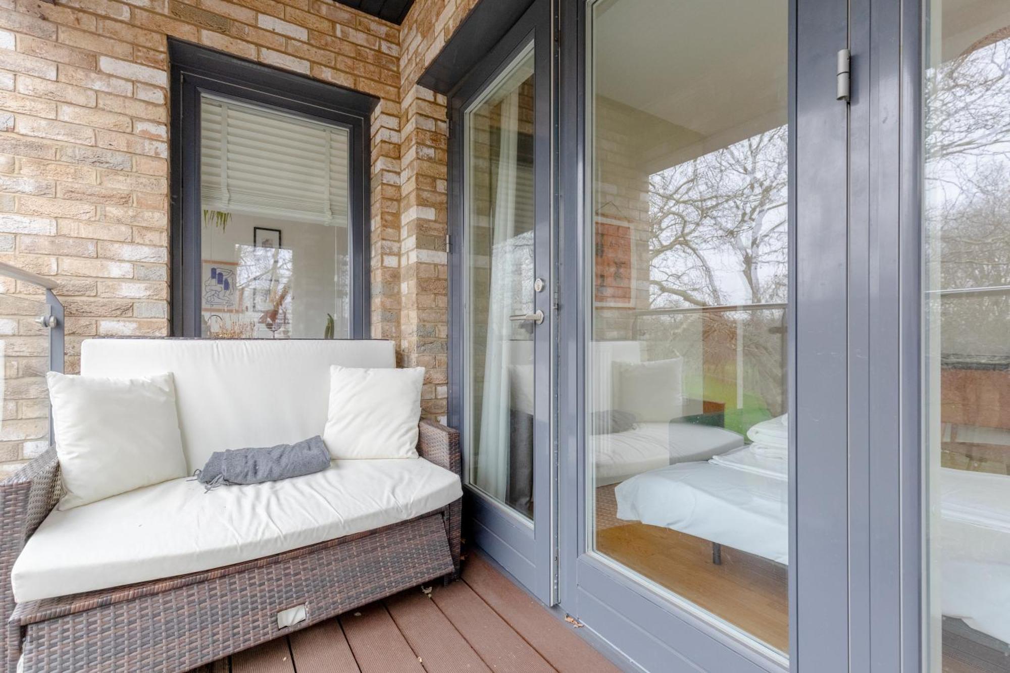 & Modern 1bd Flat With Balcony Hackney! Appartement Londen
